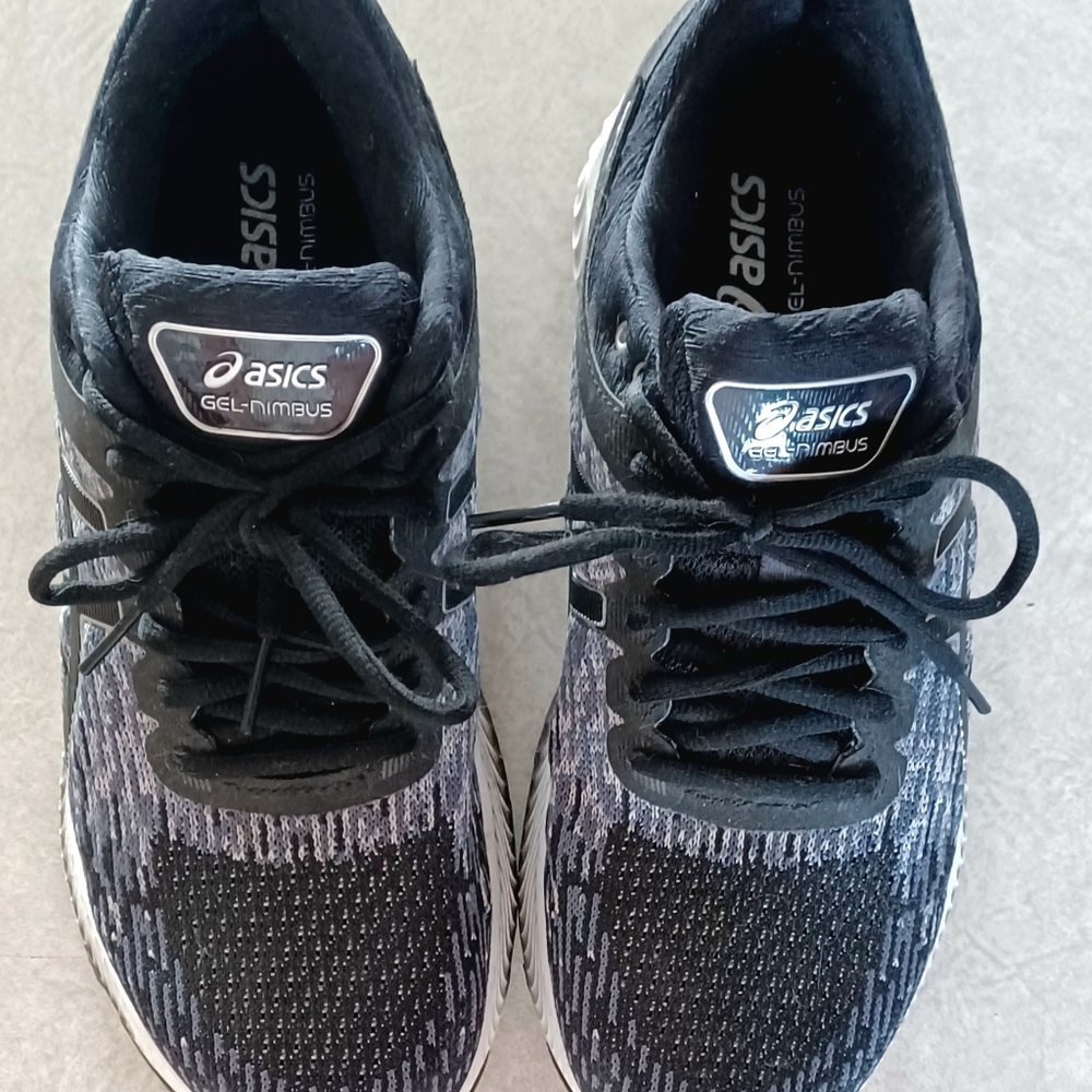 New women's ASICS gel nimbus running/ walking shoes size 9